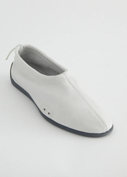 Miles II Flat in Off White - Paloma Wool | Lovecraft – Lovecraft
