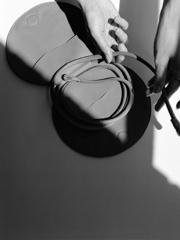 Disc Purse in black - Are Studio